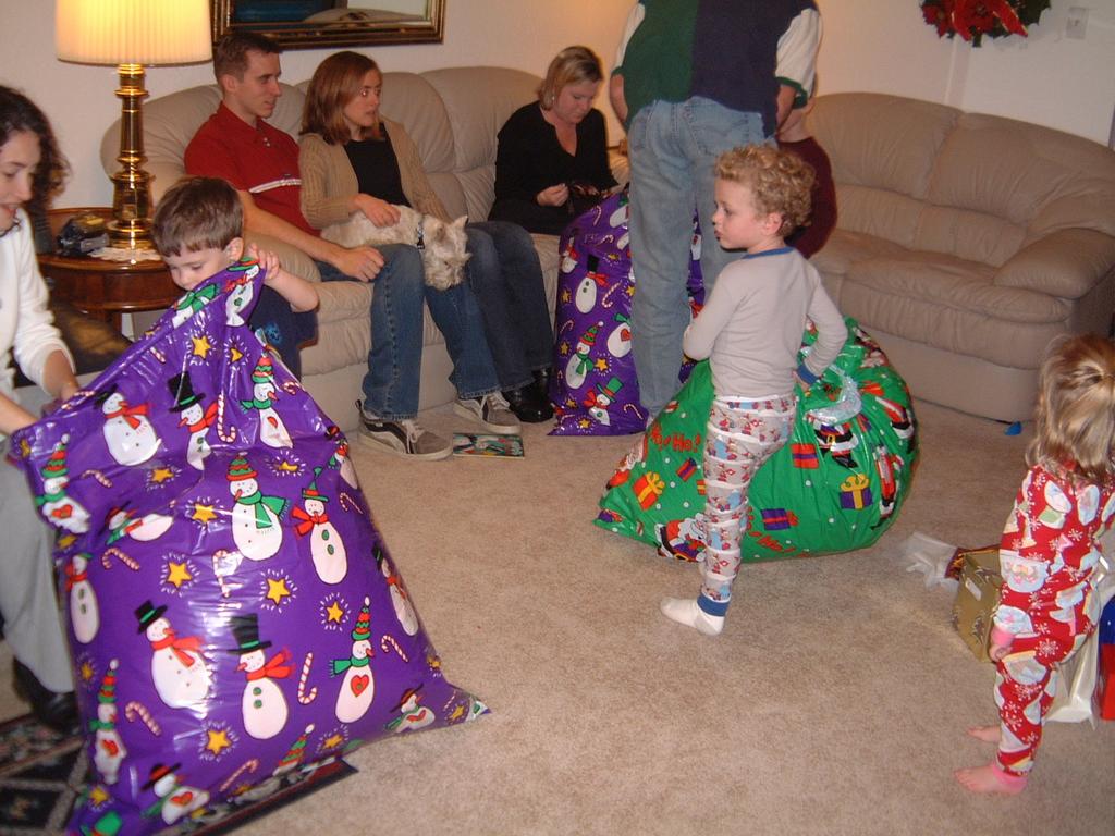 2003/12(Dec)/02-Christmas Eve/1024x768_2003-12-24-29-Gifts.JPG